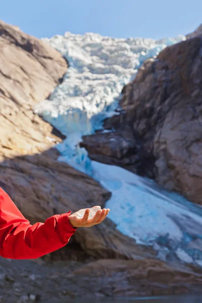 Hand mit Eis und Briksdalgletscher - Norwegen — Stockfoto