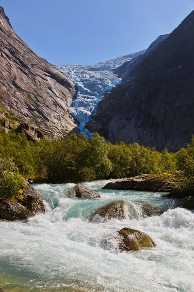 Briksdal 氷河 - ノルウェーの近くの滝 — ストック写真