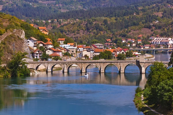 Oude brug over de Drina rivier in Visegrad - Bosnië en Herzegovina — Stockfoto