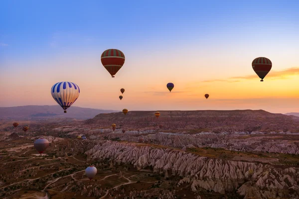 Globo de aire caliente volando sobre Capadocia Turquía — Foto de Stock