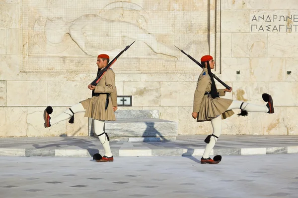 ATHENS, KREIKKA - ELOKUU 14: Vartijoiden vaihtaminen parlamentin lähellä — kuvapankkivalokuva