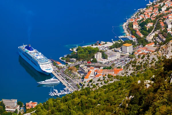 Crucero en el puerto de Kotor Montenegro — Foto de Stock