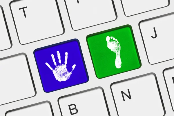 Ausdruck von Hand und Fuß auf Computertasten — Stockfoto