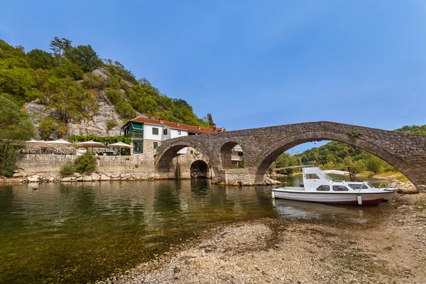 Vieux pont de la rivière Rijeka Crnojevica près du lac Skadar — Photo