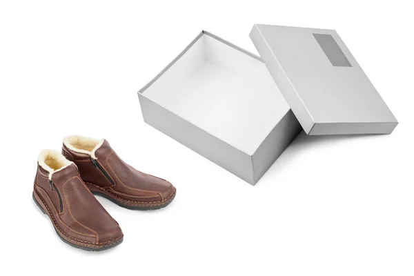 Зимняя обувь и открытая коробка — стоковое фото