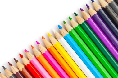 Beyaz arkaplanda izole edilmiş çok renkli kalemler