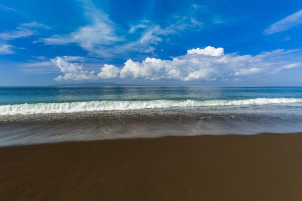 Spiaggia di sabbia vulcanica nera nell'isola di Bali Indonesia — Foto Stock