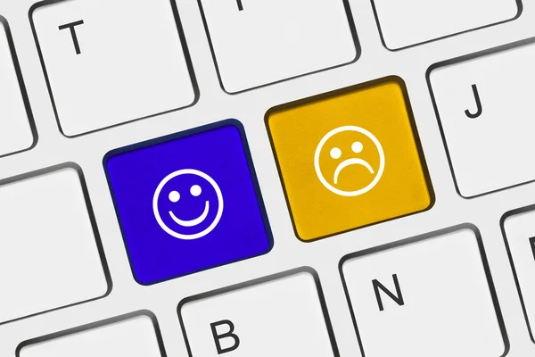 Клавиатура компьютера с двумя клавишами улыбки — стоковое фото