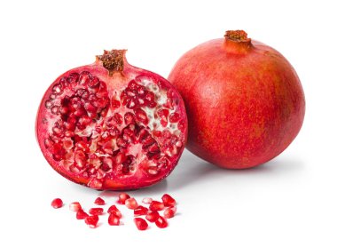 Beyaz arkaplanda izole edilmiş büyük olgun nar.