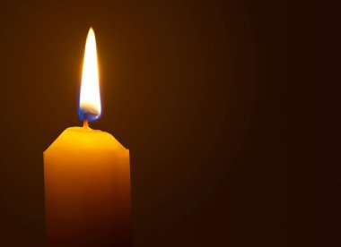Yanan mum makrosu siyah arkaplanda izole edildi