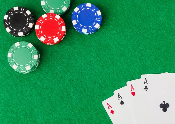 Casino Chips Speelkaarten Groene Tafel Gokachtergrond — Stockfoto