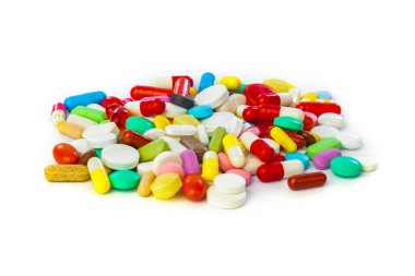 Beyaz arka planda izole edilmiş bir sürü hap.