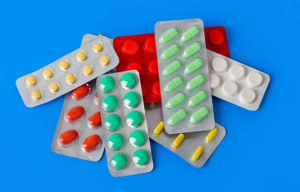 Kék Alapon Izolált Tabletták Csomagolása — Stock Fotó