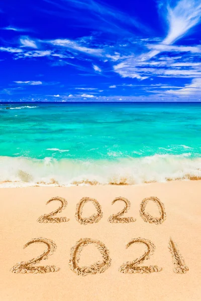 Zahlen 2021 Strand Konzept Urlaubshintergrund — Stockfoto