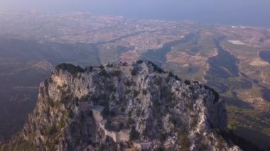 Kyrenia bölgesindeki tarihi Buffavento Kalesi - Kuzey Kıbrıs - hava manzarası