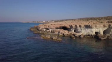 Ayia Napa Kıbrıs 'taki ünlü Deniz Mağaraları - hava manzaralı