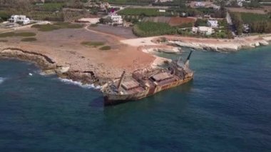 Kıyıya yakın eski bir gemi enkazı - Paphos Cyprus - hava manzarası