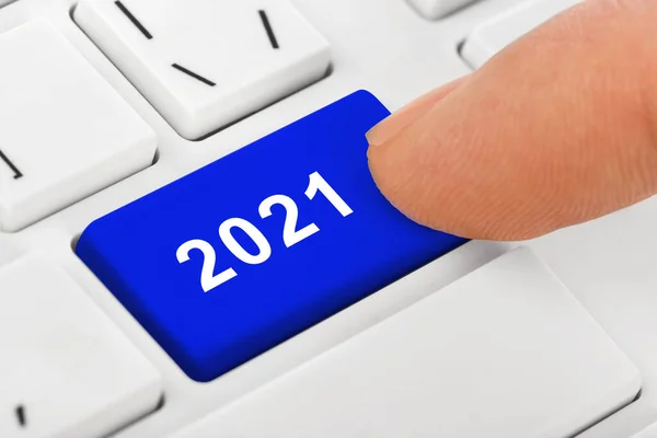 Notebook Komputerowy Kluczem 2021 Koncepcja Technologii Wakacyjnej — Zdjęcie stockowe