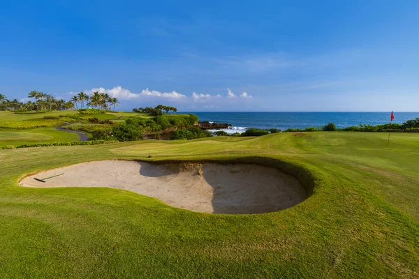 Golfkenttä Lähellä Tanah Lotin Temppeliä Balilla Indonesia Matkustustausta — kuvapankkivalokuva