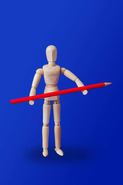 Trä Leksak Figur Med Penna Blå Bakgrund — Stockfoto
