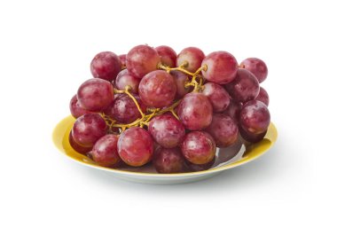 Beyaz arka planda izole edilmiş sarı plakalı olgun üzümler.