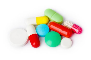 Beyaz arka planda izole edilmiş bir yığın ilaç.