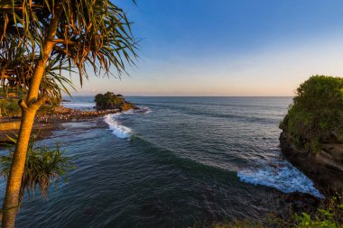 Bali Endonezya 'daki Tanah Lot Tapınağı - doğa ve mimari geçmişi