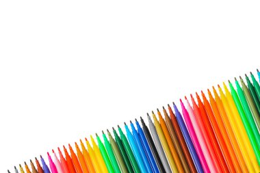 Beyaz arkaplanda izole edilmiş çok renkli kalemler veya keçeli kalemler