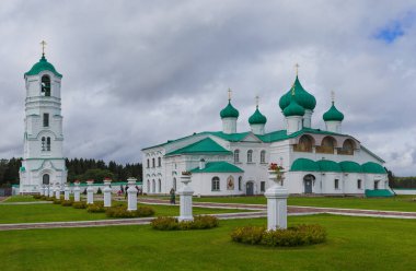 Rusya 'nın Leningrad bölgesindeki Old Sloboda köyündeki Svirsky erkek manastırı.
