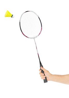 Beyaz arkaplanda izole edilmiş badminton raketi ile el.