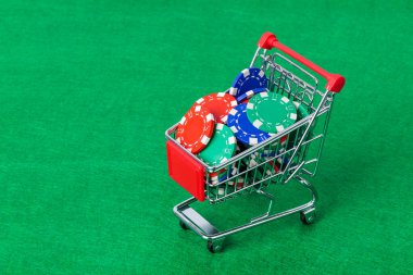 Kumarhane fişleri yeşil masada alışveriş arabasında - kumar geçmişi