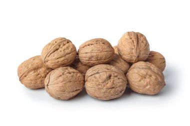 Olgun cevizler beyaz arkaplanda izole edilmiş.