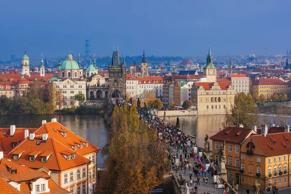 Praga República Checa Octubre 2017 Gente Caminando Por Puente Charles — Foto de Stock