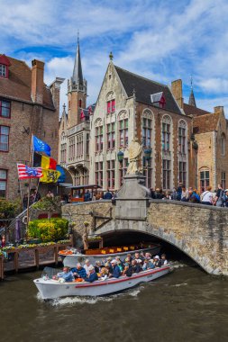 Brugge, Belçika - 30 Nisan 2017: Eski Brugge kasabasında turistler.