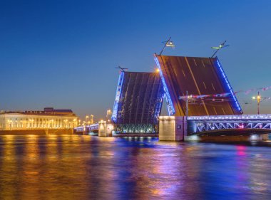 Neva Nehri ve Sarayı (Dvortsovy) Köprüsü - St. Petersburg Rusya