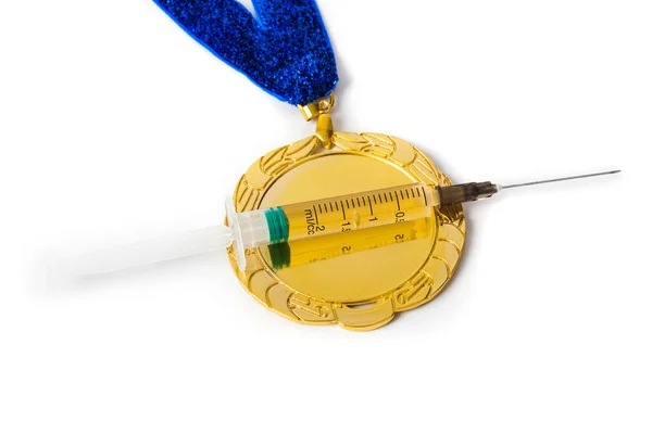 白地に隔離された金メダルと注射器 — ストック写真