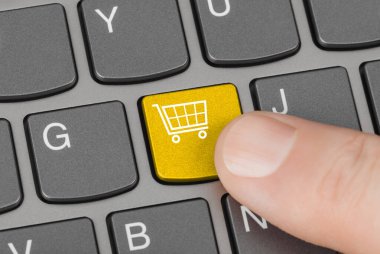 Alışveriş anahtarı olan bilgisayar klavyesi - İnternet konsepti