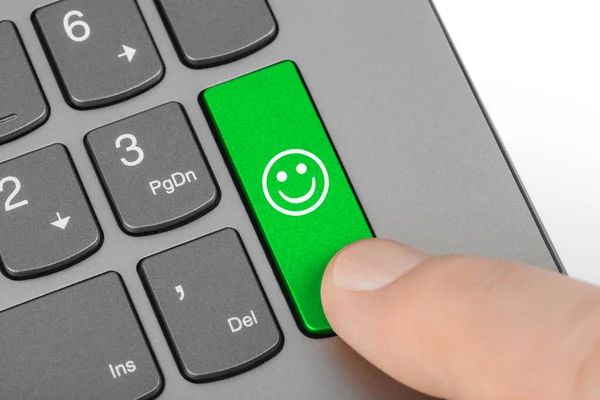 笑顔のキーを持つコンピュータのキーボード ビジネスコンセプト — ストック写真