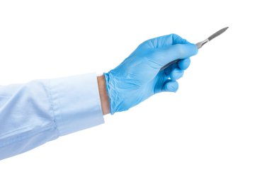 Doktorun elindeki neşter beyaz arka planda izole edildi
