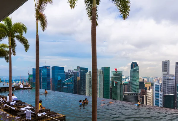 新加坡 4月15日 2016年4月15日新加坡屋顶和新加坡城市天际线上的游泳池 — 图库照片