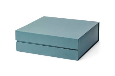 Beyaz arkaplanda karton kutu izole