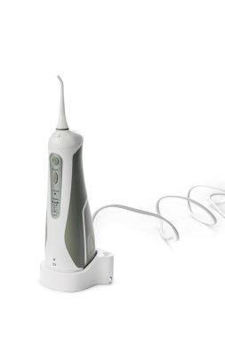 Beyaz arkaplanda diş temizleyicisi izole edildi