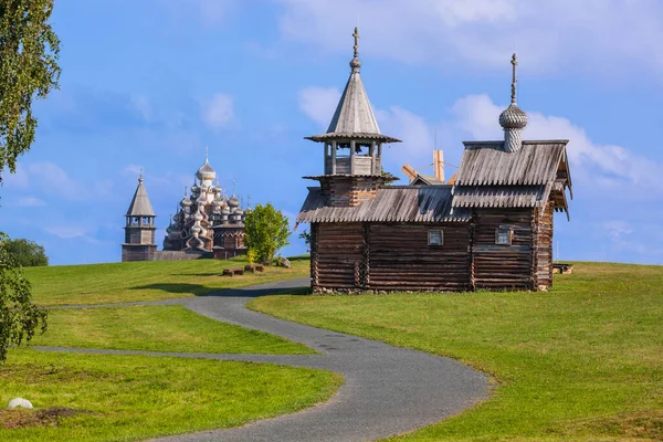 Slavné Dřevěné Budovy Ostrově Kizhi Rusko Architektonické Zázemí — Stock fotografie