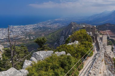 Kyrenia bölgesindeki tarihi Saint Hilarion Şatosu - Kuzey Kıbrıs - mimari geçmişi