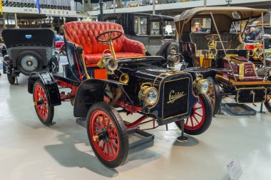 BRÜKSEL, BELGIUM - MAYIS 01, 2017: 1 Mayıs 2017 'de Brüksel Belçika' da Autoworld müzesinde klasik araba.