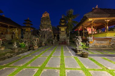 Ubud 'daki tapınak - Bali Adası Endonezya - seyahat ve mimari geçmişi