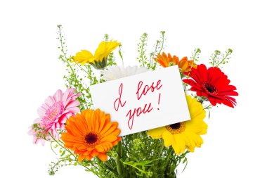 Çiçek buketi ve tebrik kartı beyaz arkaplanda izole edilmiş