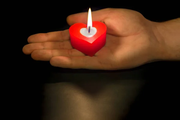Herzförmige Kerze Der Hand Isoliert Auf Schwarzem Hintergrund — Stockfoto