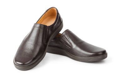 Beyaz arka planda kahverengi erkek ayakkabıları