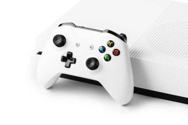 Kablosuz oyun alanı ve oyun konsolu beyaz arkaplanda izole edildi